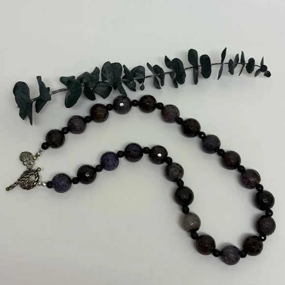 Elegant Purple & Black Agate Beaded Necklace - Picture 2 of 7